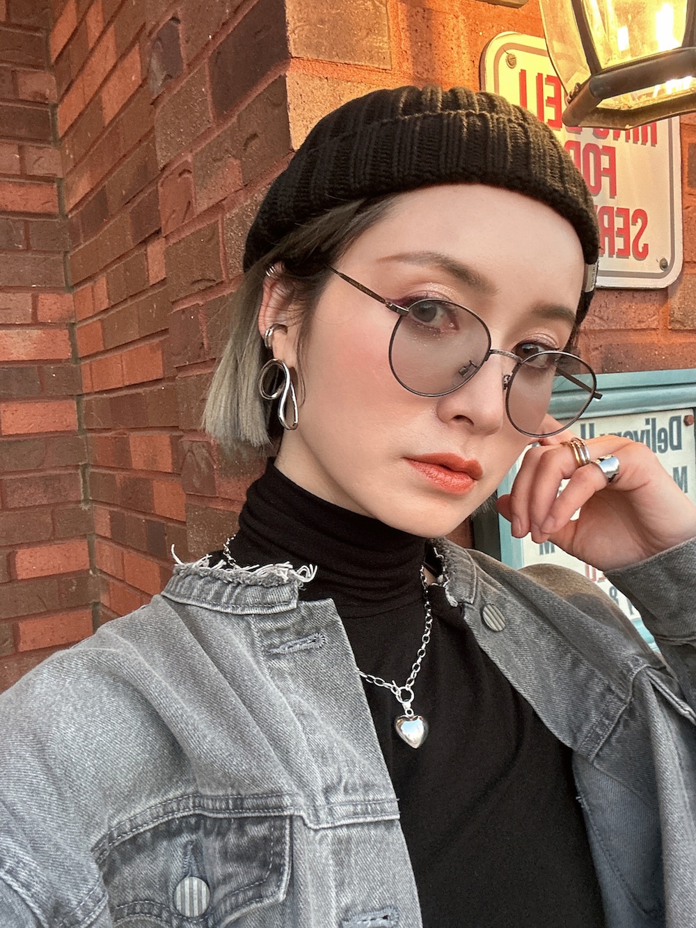 ブルー系のショルダーバッグ、ブラック系のTシャツ/カットソー、ブラック系のその他パンツを着用したレディースの春コーディネートの5枚目の写真