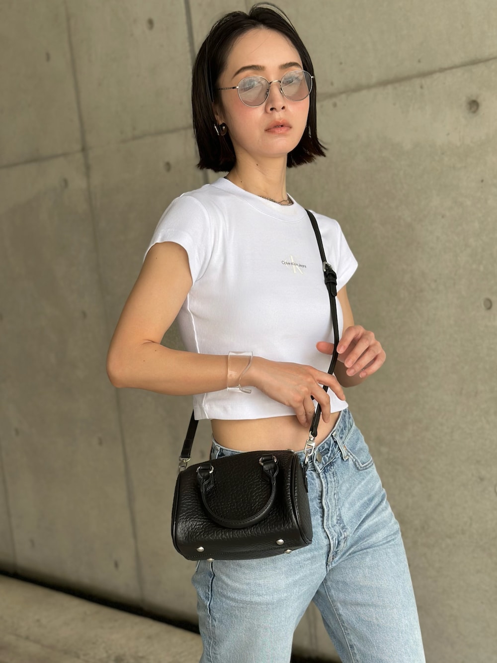 「デニム、白Tシャツ、チビT、y2k、大人カジュアル、ショート丈トップス、クロップドトップス、ショルダーバッグ、ミュール、夏コーデ、高身長女子、骨格ウェーブ、サングラス、シンプルコーデ、ダメージデニムパンツ」|「Calvin Kleinのモノグラム ロゴ ベイビーTシャツ(Tシャツ/カットソー、ホワイト系)」を使った、IMOKOさん(骨格ウェーブ・レディース・170cm)の春コーディネートの5枚目の写真