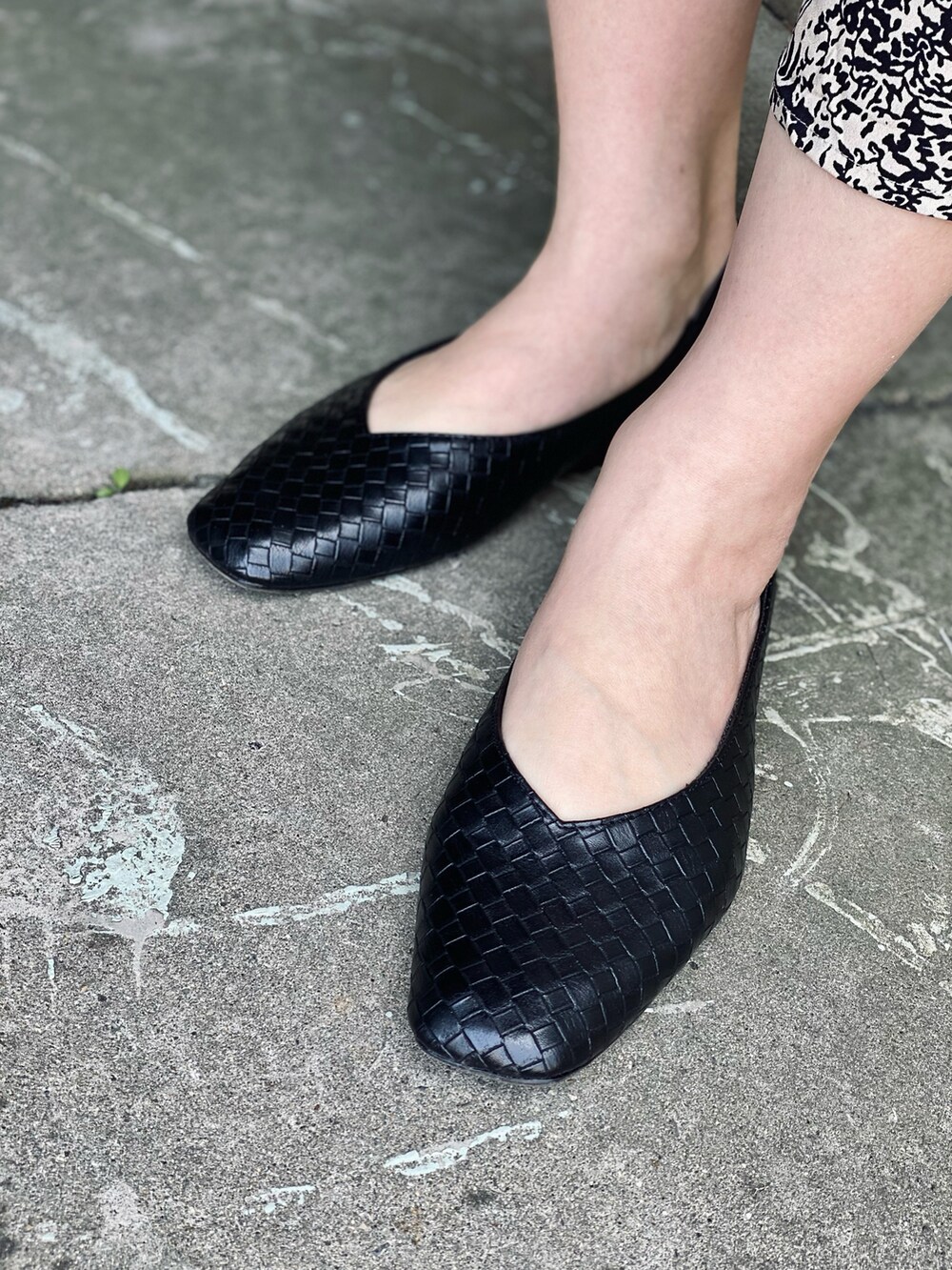 ブラック系のワンピース、グレー系のスウェット、ブラック系のパンプスを着用したレディースの春コーディネートの4枚目の写真