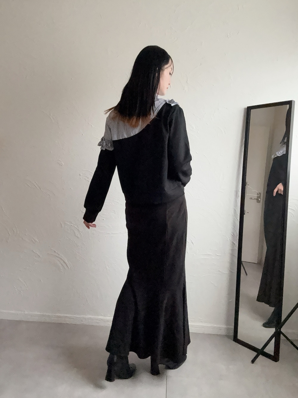 ブラック系のシャツ/ブラウスを着用したレディースの冬コーディネートの4枚目の写真