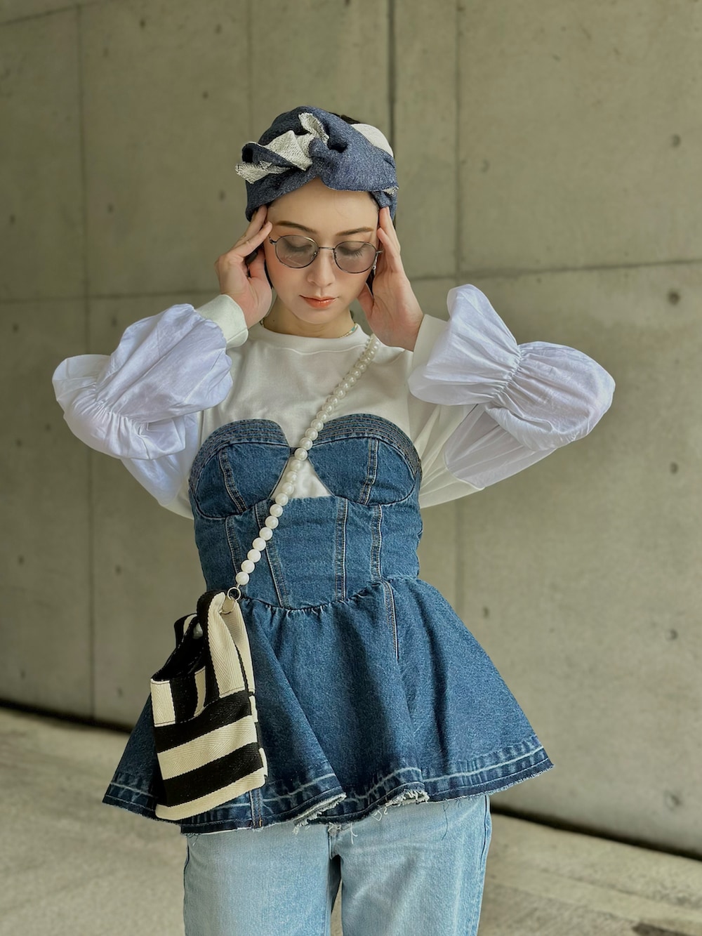 ホワイト系のサンダル、ホワイト系のショルダーバッグ、ホワイト系のTシャツ/カットソーを着用したレディースの春コーディネートの2枚目の写真