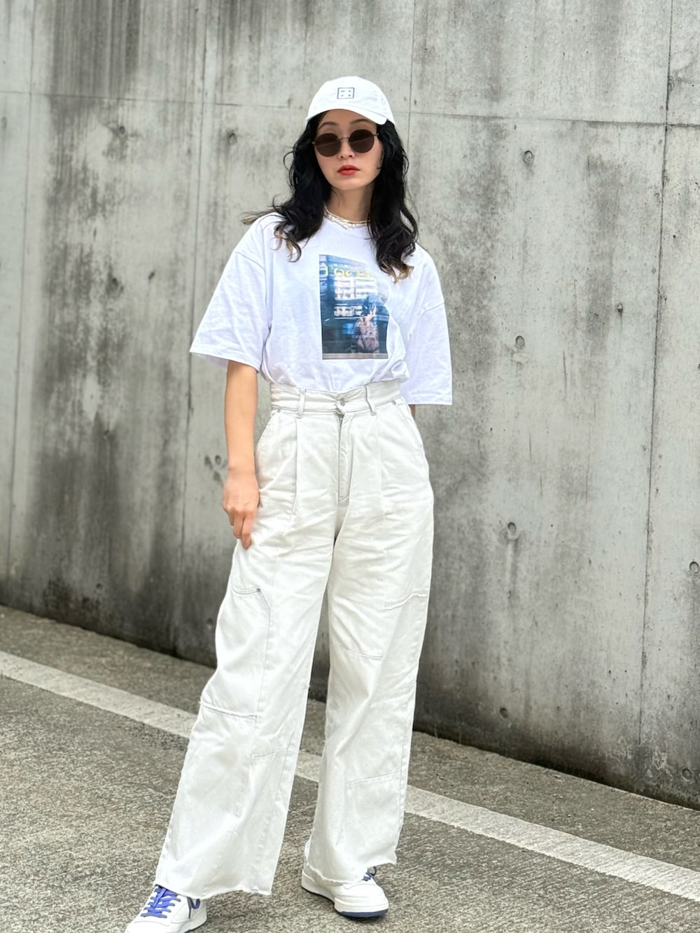 ホワイト系のTシャツ/カットソー、ホワイト系のスニーカー、ホワイト系のネックレスを着用したレディースの春コーディネートの3枚目の写真