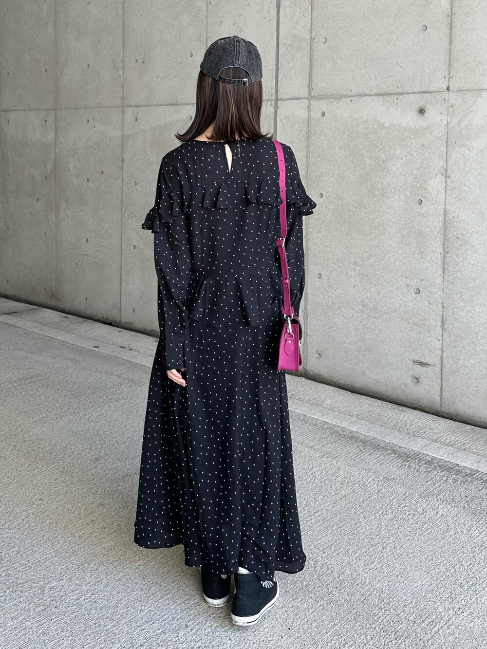 ブラック系のワンピース、ブルー系の福袋/福箱を着用したレディースの春コーディネートの5枚目の写真