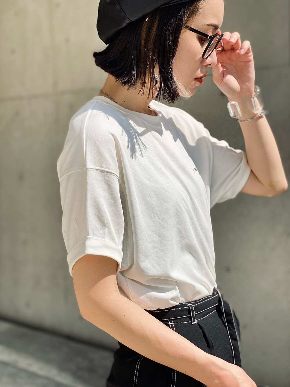 ホワイト系のTシャツ/カットソーを着用したレディースの夏コーディネートの4枚目の写真