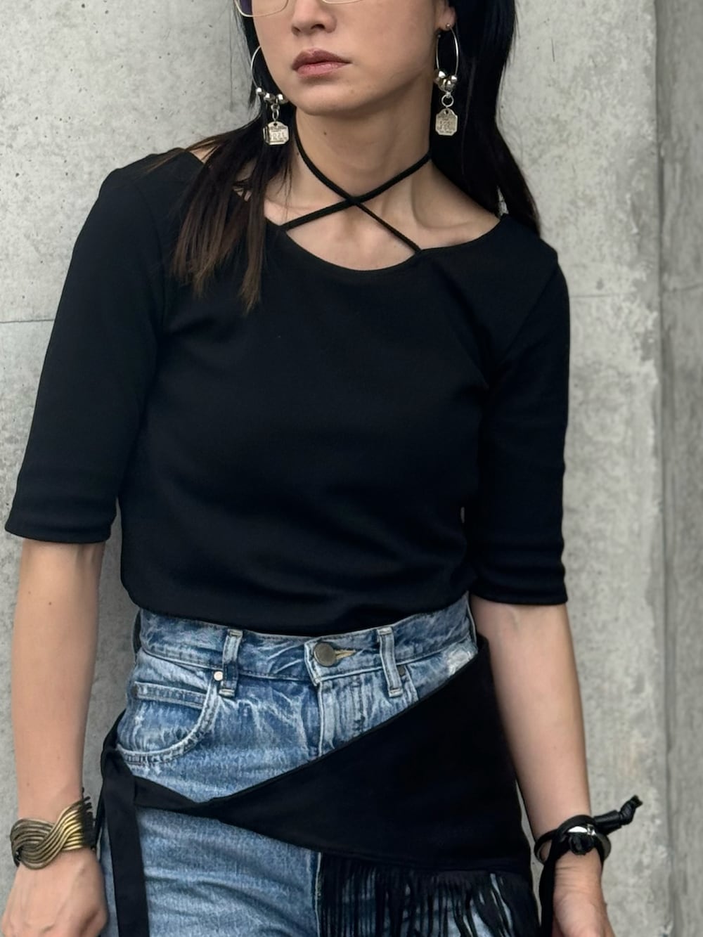 「しまむら、しまむらコーデ、プチプラ、プチプラコーデ、バックオープン、チョーカー、黒Tシャツ、デニム、厚底サンダル、ヘアバンド、メガネ女子、高身長女子、ショルダーバッグ、レイヤードスタイル、ラップスカート」|「しまむらのRafraf×IMOKO TT*IMKバックPO 商品番号521-8062(ブラック Lサイズ)(Tシャツ/カットソー、ブラック系)」を使った、IMOKOさん(骨格ストレート・レディース・170cm)の春コーディネートの2枚目の写真