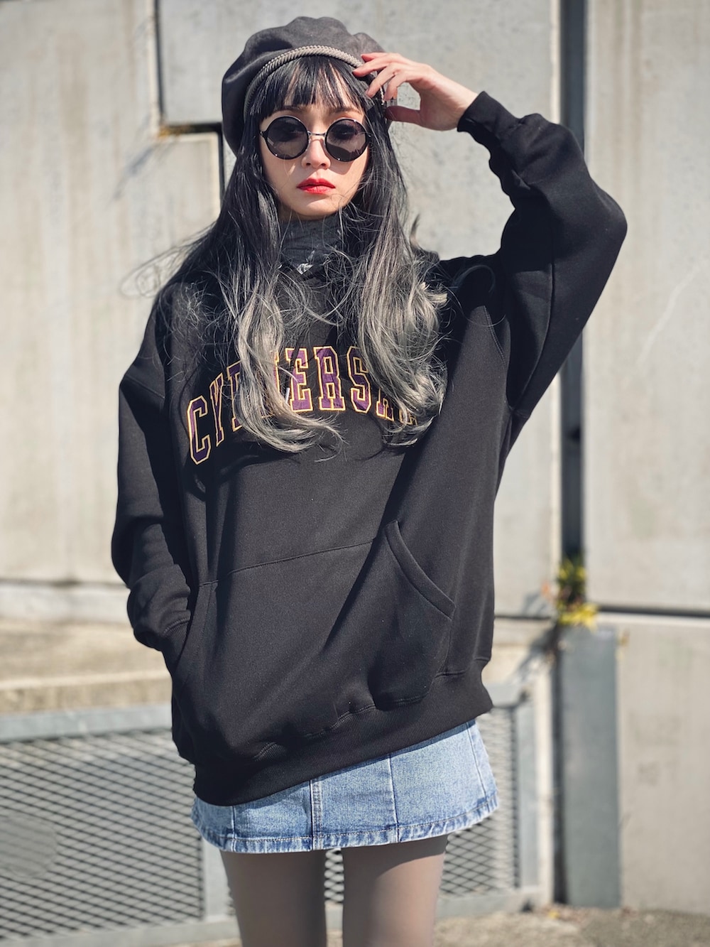 「ストリート、ミニスカート、タイツ、タイツ×靴下、スニーカーコーデ、高身長女子、ウィッグ、バックパック、ダッドスニーカー、ビッグシルエット、春コーデ、韓国ファッション、着回しコーデ、休日スタイル、ベレー帽」｜「CYPHER3の【60】CYPHER3/サイファーサム Arch Classic Logo Hoodie（パーカー、ブラック系）」を使った、IMOKOさん（レディース・170cm）の冬コーディネートの2枚目の写真