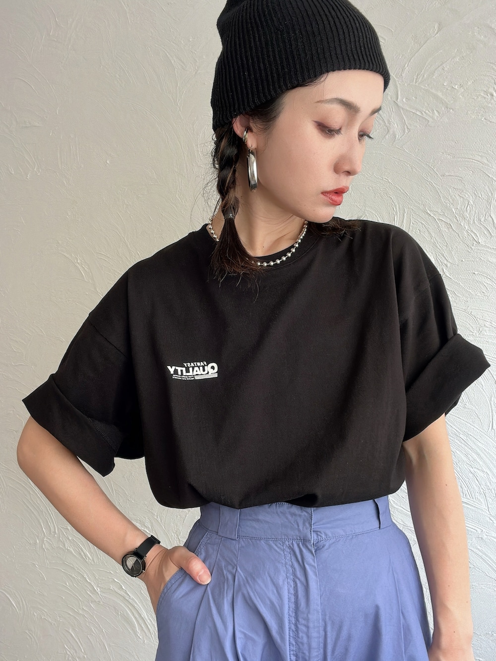 ブルー系のカーゴパンツ、ブラック系のTシャツ/カットソー、ブルー系のデニムパンツを着用したレディースの夏コーディネートの4枚目の写真