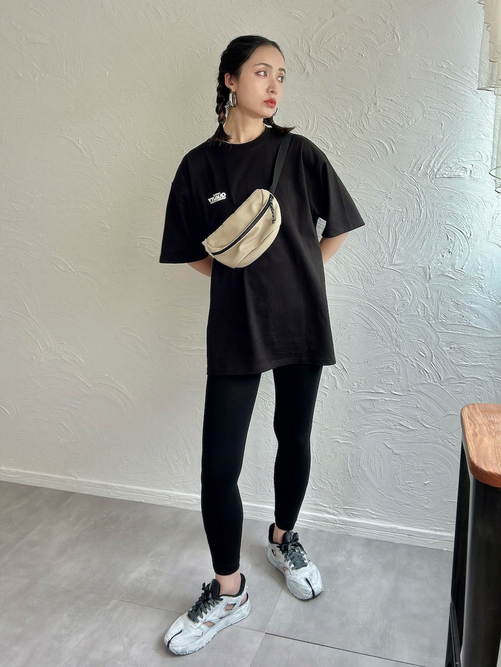 ブルー系のカーゴパンツ、ブラック系のTシャツ/カットソー、ブルー系のデニムパンツを着用したレディースの夏コーディネートの3枚目の写真