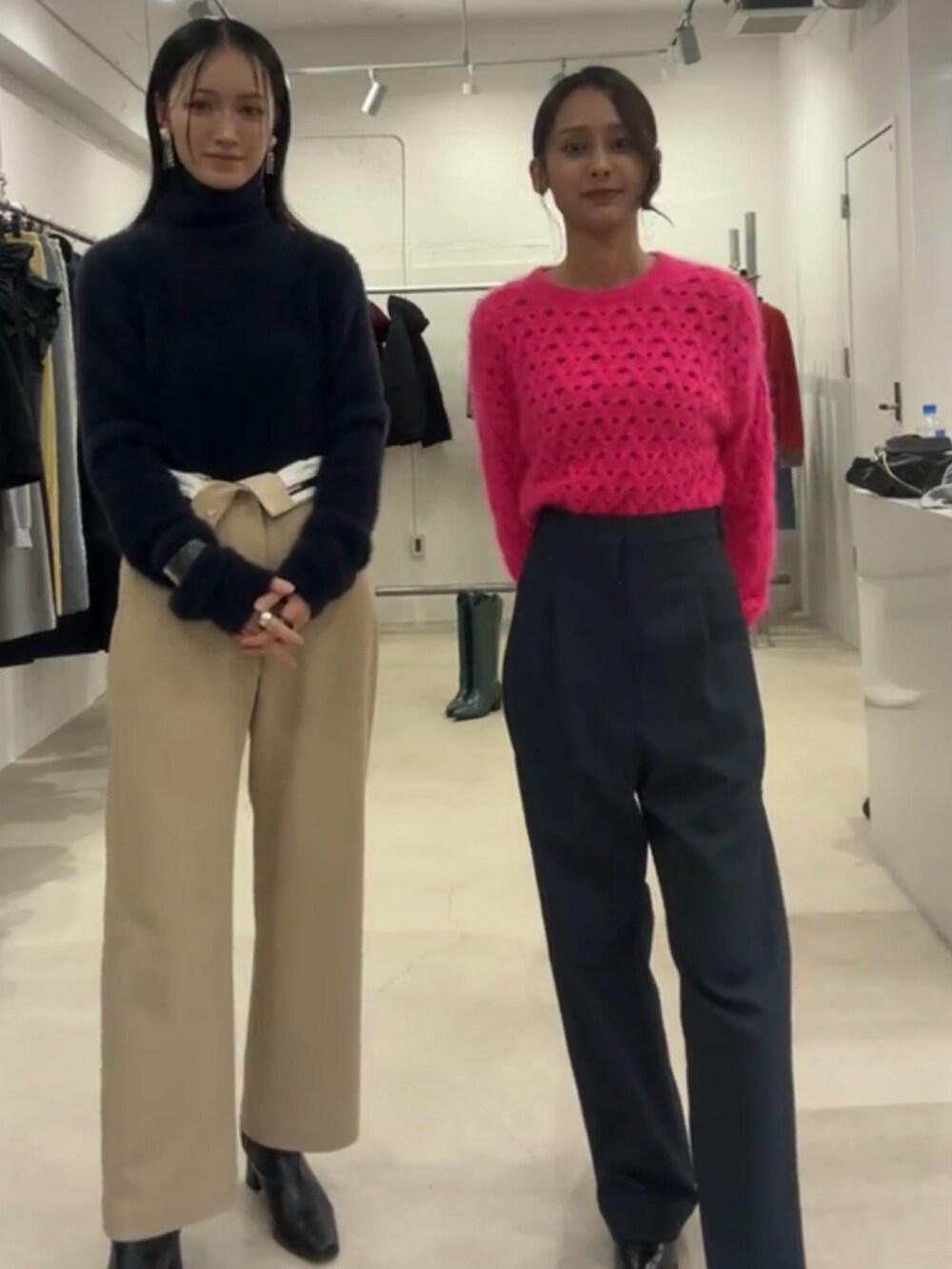 ベージュ系のチノパンツ、ブラック系のブルゾン、グレー系のその他アウターを着用したレディースの秋コーディネートの2枚目の写真