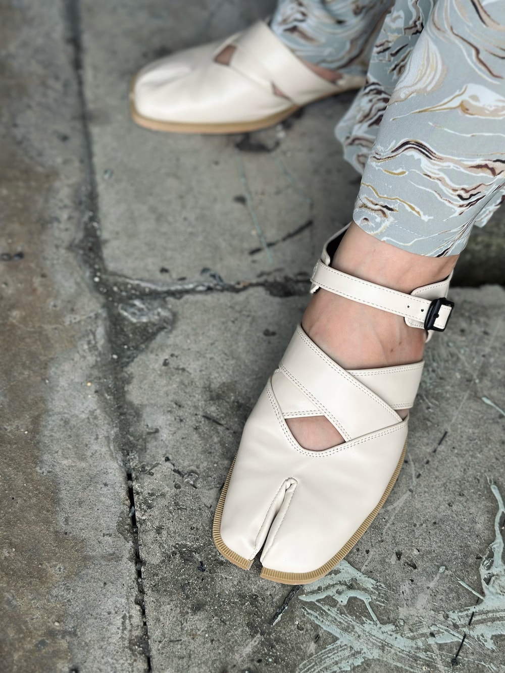 グレー系のワンピース、グリーン系のTシャツ/カットソー、グレー系のスラックスを着用したレディースの夏コーディネートの4枚目の写真