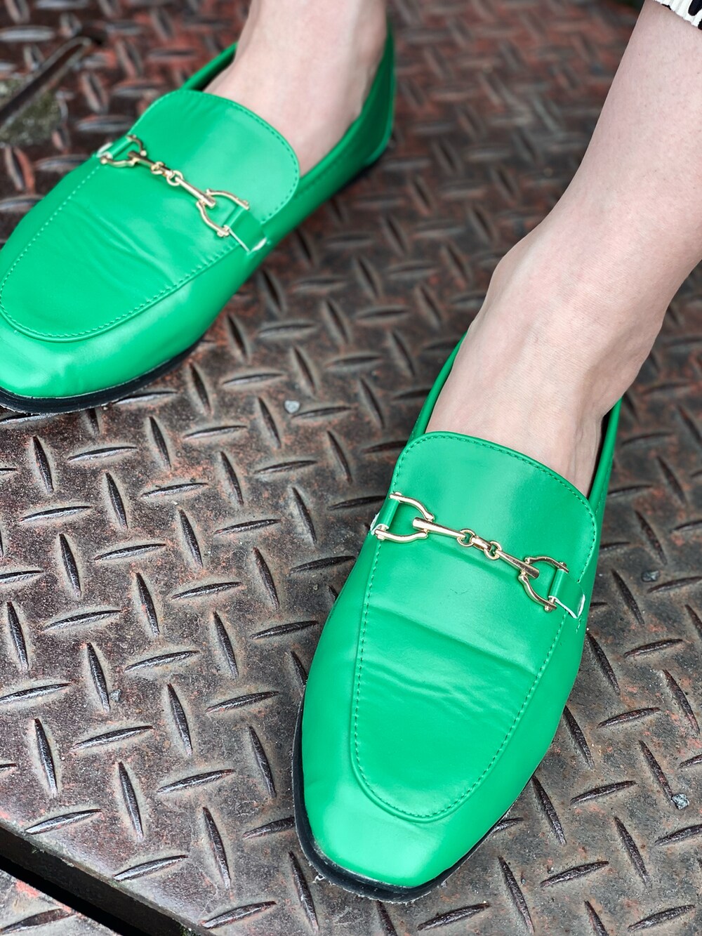 ホワイト系のTシャツ/カットソー、ホワイト系のスカート、グリーン系のバッグを着用したレディースの夏コーディネートの5枚目の写真