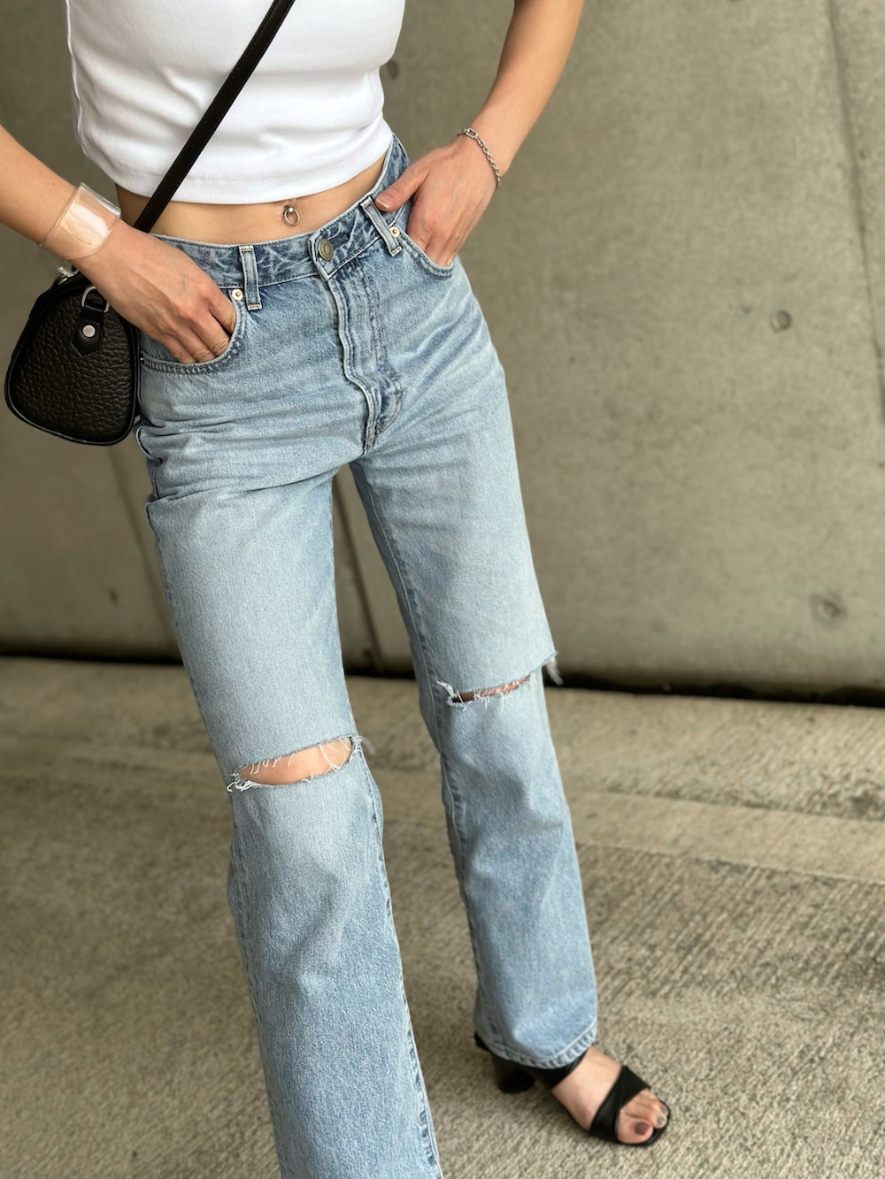 「デニム、白Tシャツ、チビT、y2k、大人カジュアル、ショート丈トップス、クロップドトップス、ショルダーバッグ、ミュール、夏コーデ、高身長女子、骨格ウェーブ、サングラス、シンプルコーデ、ダメージデニムパンツ」|「Calvin Kleinのモノグラム ロゴ ベイビーTシャツ(Tシャツ/カットソー、ホワイト系)」を使った、IMOKOさん(骨格ウェーブ・レディース・170cm)の春コーディネートの4枚目の写真