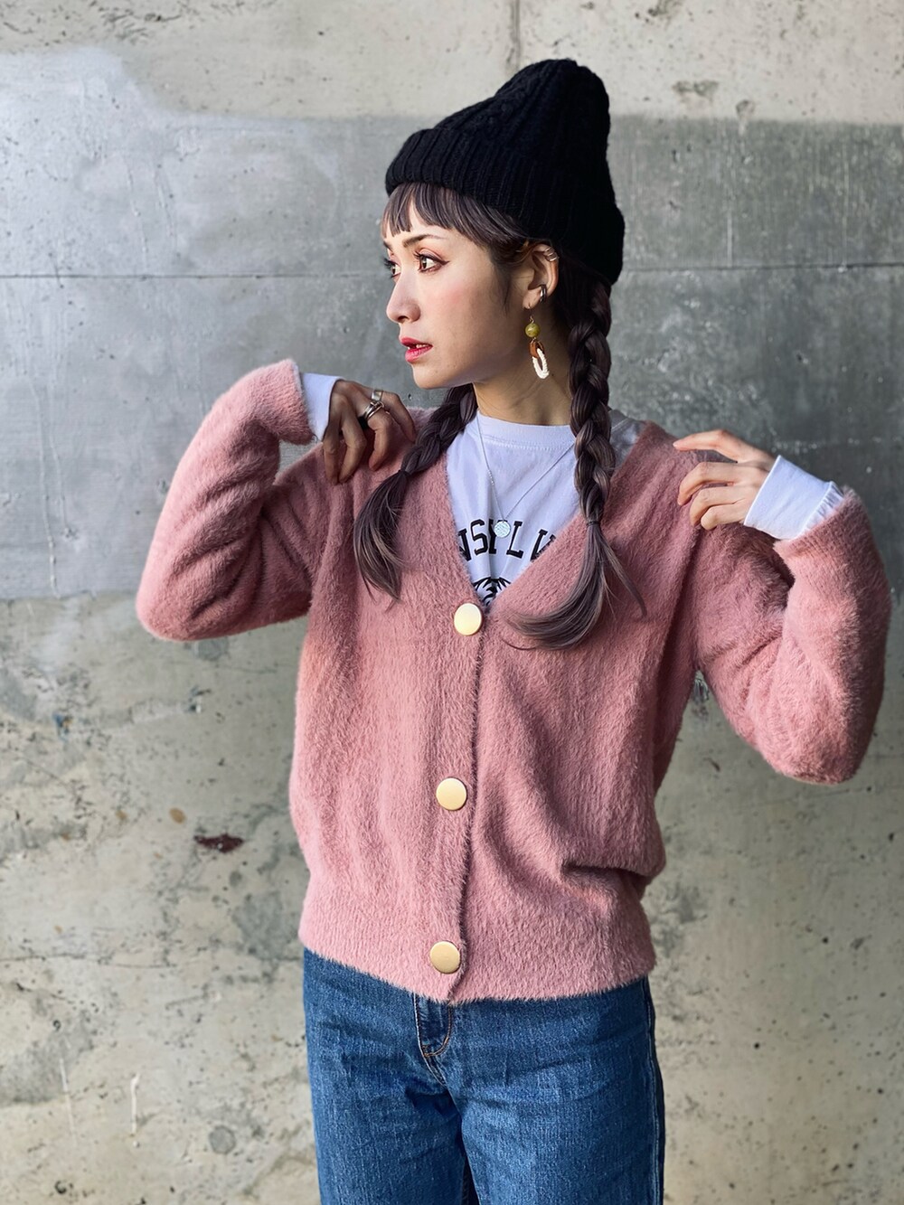 「ニット帽、トレンチコート、春コート、モヘアニット、カラーニット、カーディガン、デニムパンツ、ローファー、カラーソックス、大人カジュアル、ウィッグ、三つ編み、着回しコーデ、高身長女子、レイヤードスタイル」｜「COTORICAの袖ボリュームカラートレンチ（トレンチコート、ベージュ系）」を使った、IMOKOさん（レディース・170cm）の春コーディネートの2枚目の写真
