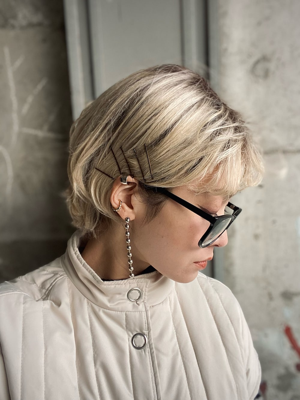 ブラック系のその他トップス、ホワイト系のダウンベスト、グリーン系のその他パンツを着用したレディースの冬コーディネートの5枚目の写真