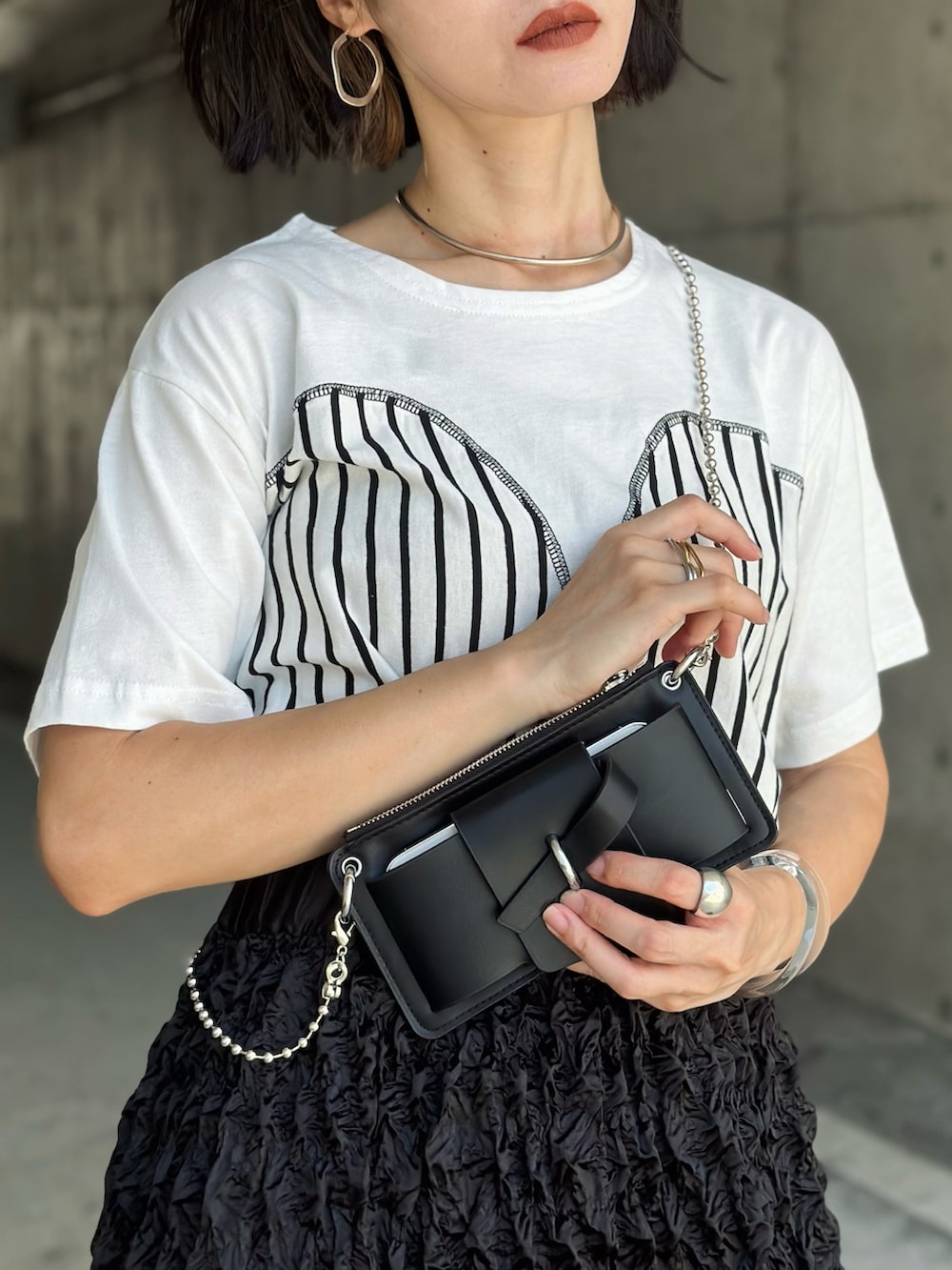「モノトーン、白Tシャツ、ビスチェ、サングラス、タイトスカート、夏セールで買いました、プチプラ、サンダル、スマホショルダー、ショルダーバッグ、高身長女子、チョーカー、ロングスカート、骨格ウェーブ、夏コーデ」｜「mi via locaのストライプ ボーダー切り替えビスチェTシャツ（Tシャツ/カットソー、ホワイト系）」を使った、IMOKOさん（骨格ウェーブ・レディース・170cm）の夏コーディネートの4枚目の写真