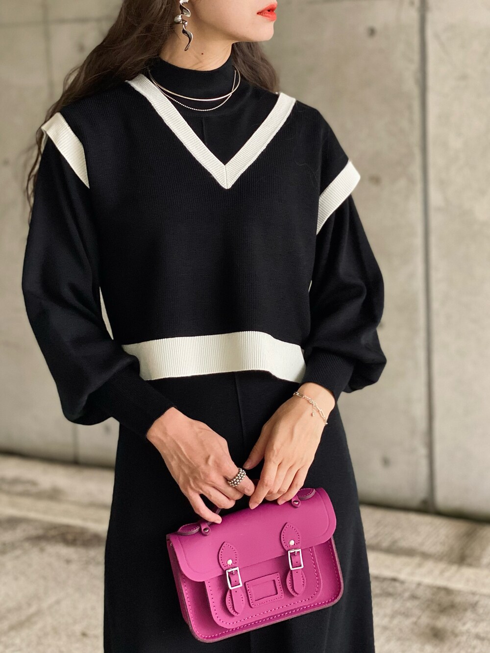 ブラック系のワンピース、パープル系のショルダーバッグ、ブラック系のドレスシューズを着用したレディースの秋コーディネートの2枚目の写真