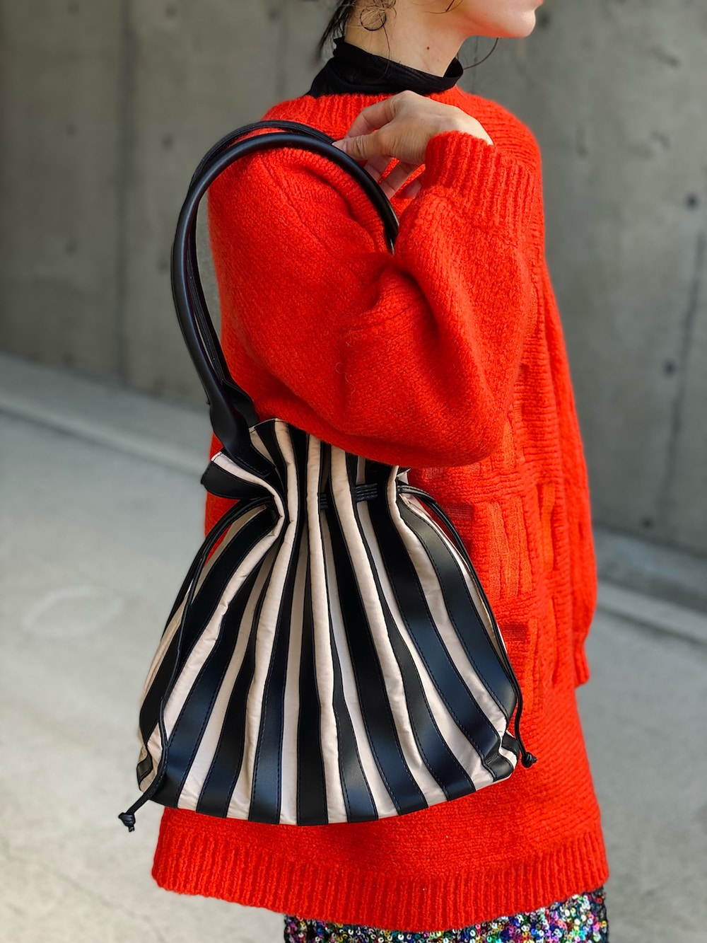 「今日のコスメと服、トートバッグ、スパンコール、オーバーサイズ、タイトスカート、冬コーデ、ニット、レイヤードスタイル、カラーレンズ、高身長女子、休日スタイル、お出かけコーデ、赤、骨格ウェーブ、ビッグシルエット」｜「NOISE MAKERのスパンコールペンシルスカート（スカート、その他）」を使った、IMOKOさん（骨格ウェーブ・レディース・170cm）の冬コーディネートの4枚目の写真