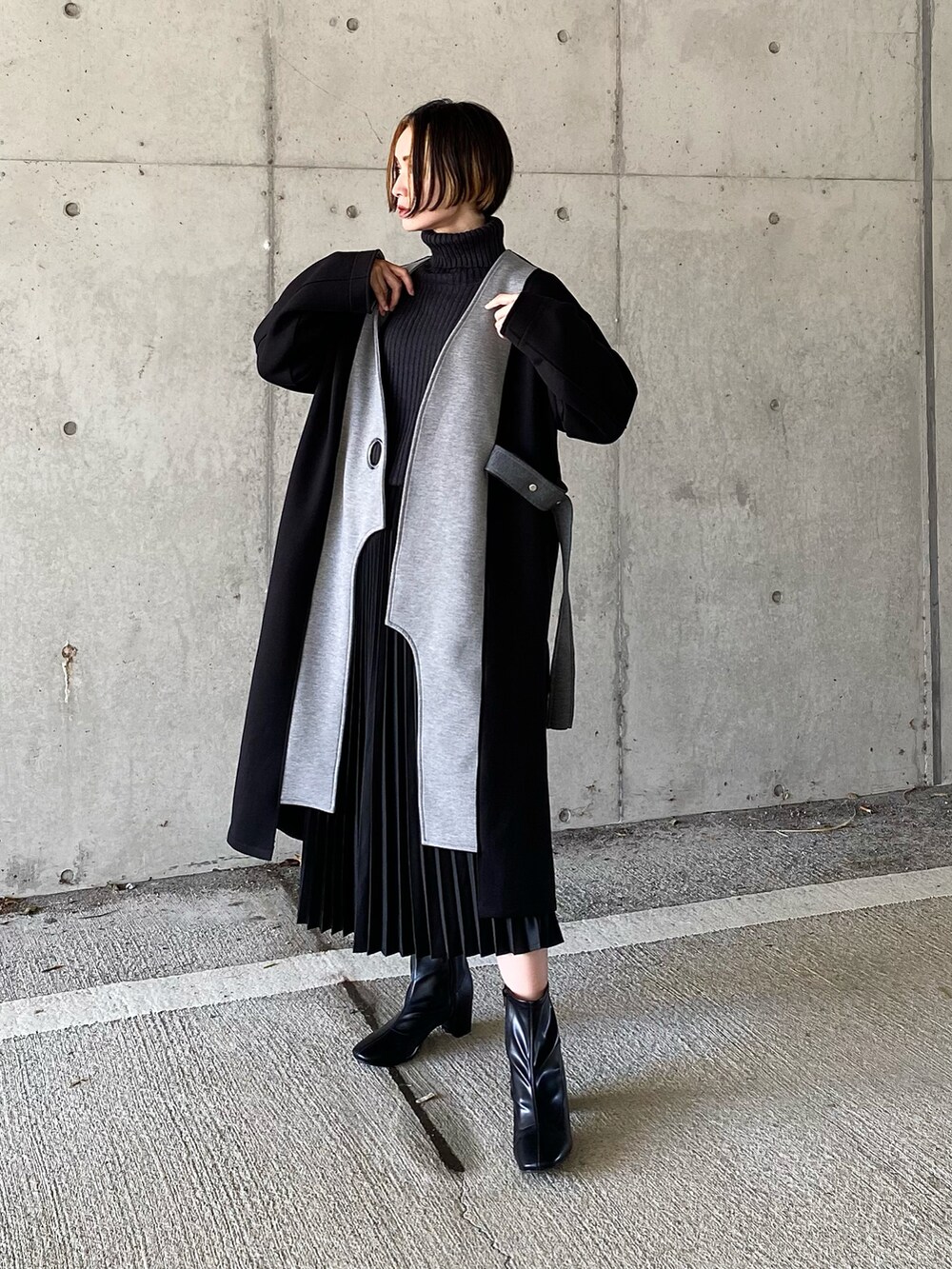 ブラック系のその他アウター、ホワイト系のその他アウター、グリーン系のその他アウターを着用したレディースの秋コーディネートの5枚目の写真