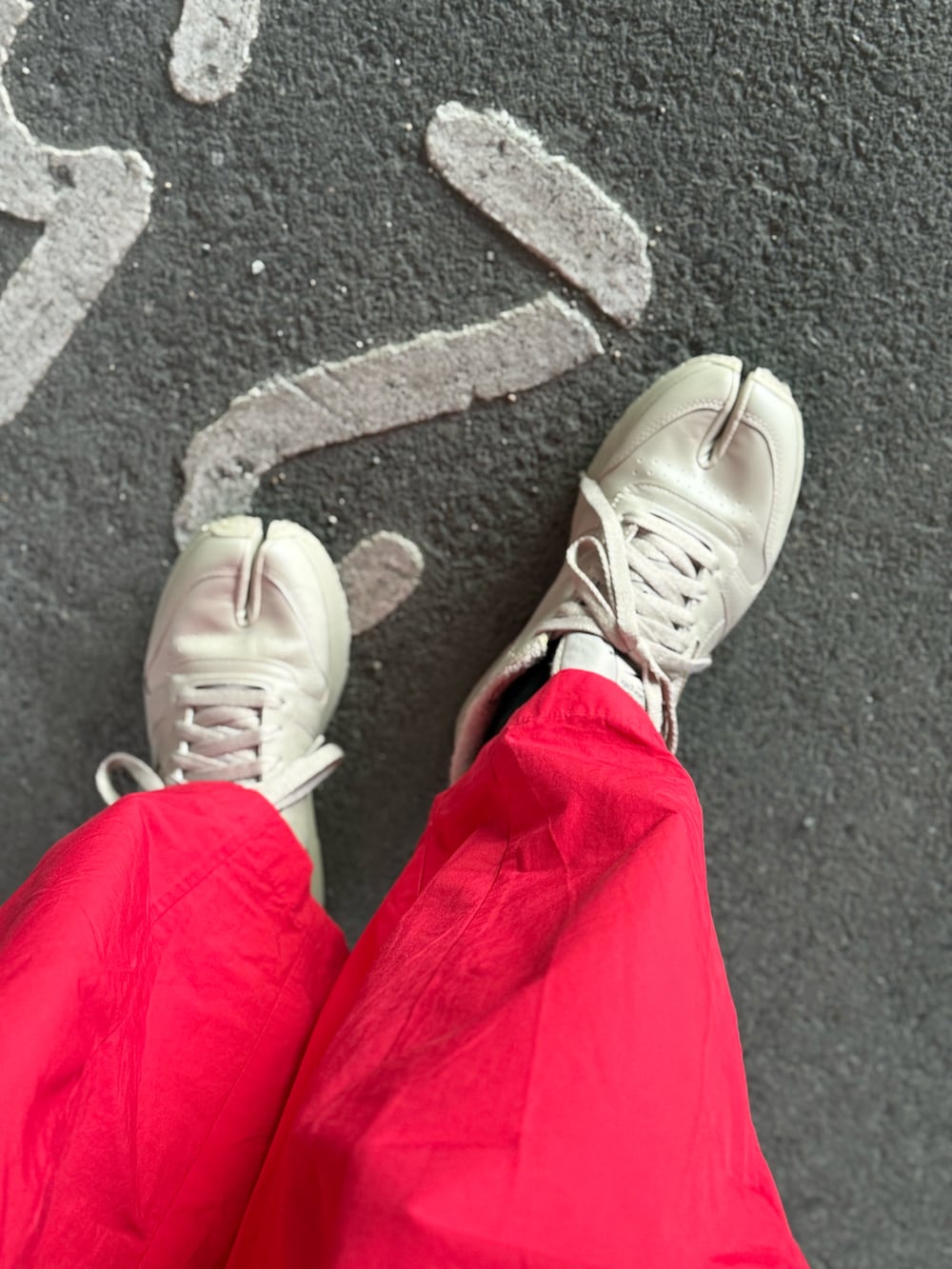 ホワイト系のニット/セーター、ホワイト系のタンクトップ、レッド系のトートバッグを着用したレディースの冬コーディネートの3枚目の写真