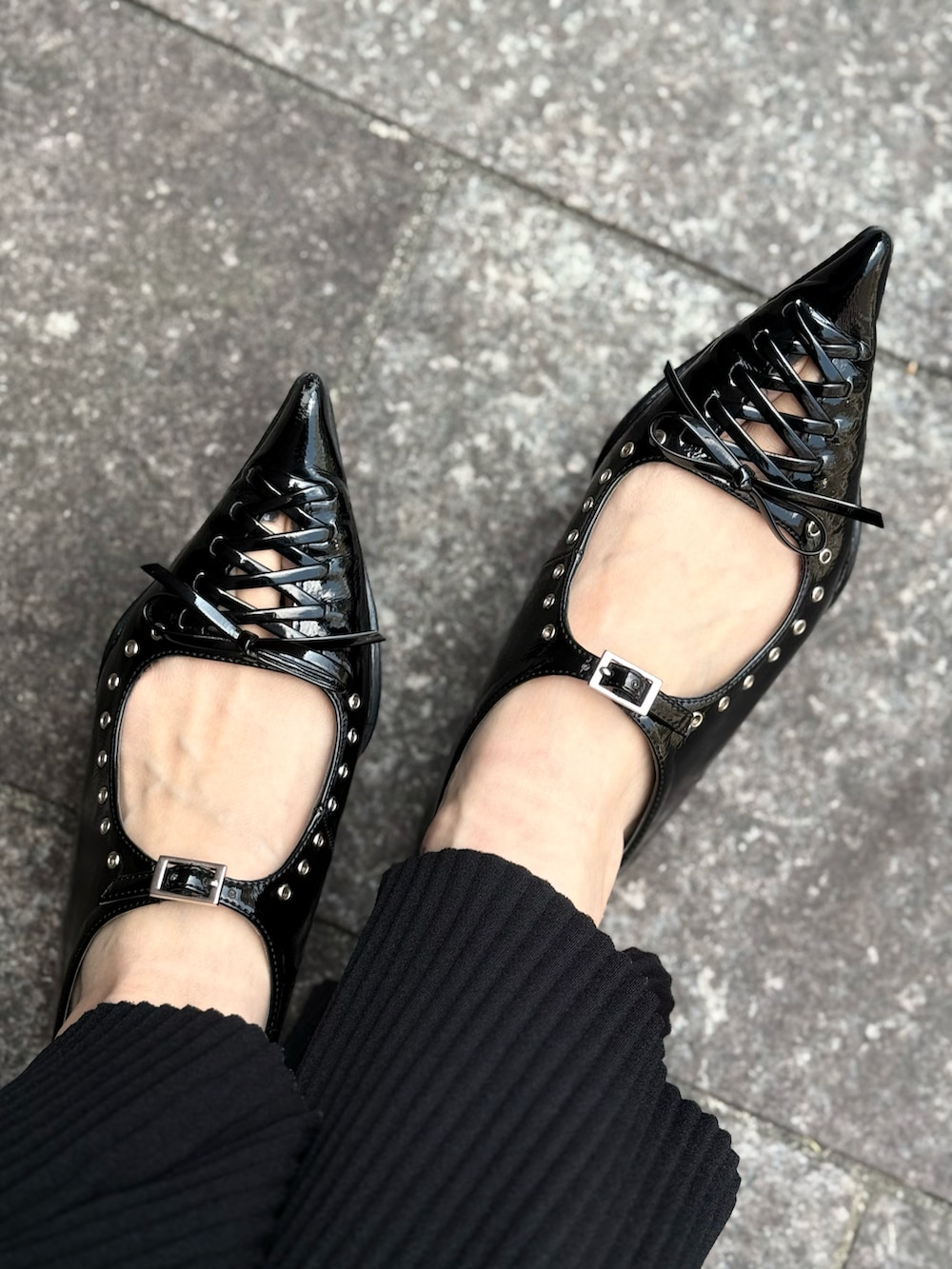 ブラック系のパンプス、グレー系のハンドバッグ、ブラック系のその他パンツを着用したレディースの春コーディネートの4枚目の写真