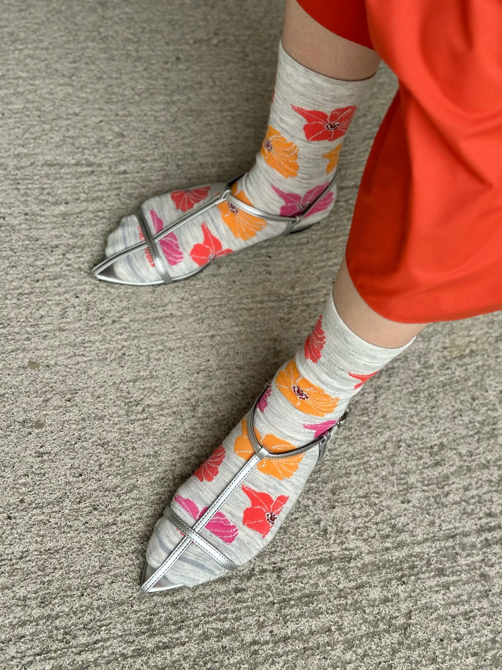 オレンジ系のワンピース、シルバー系のショルダーバッグ、シルバー系のサンダルを着用したレディースの春コーディネートの3枚目の写真