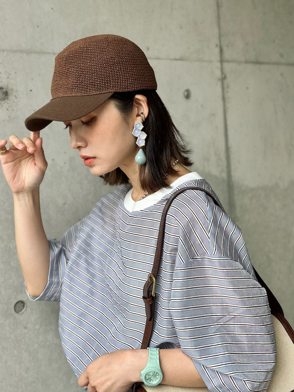 ブルー系のTシャツ/カットソー、ブラウン系のその他パンツ、ブラウン系のメッセンジャーバッグを着用したレディースの夏コーディネートの4枚目の写真