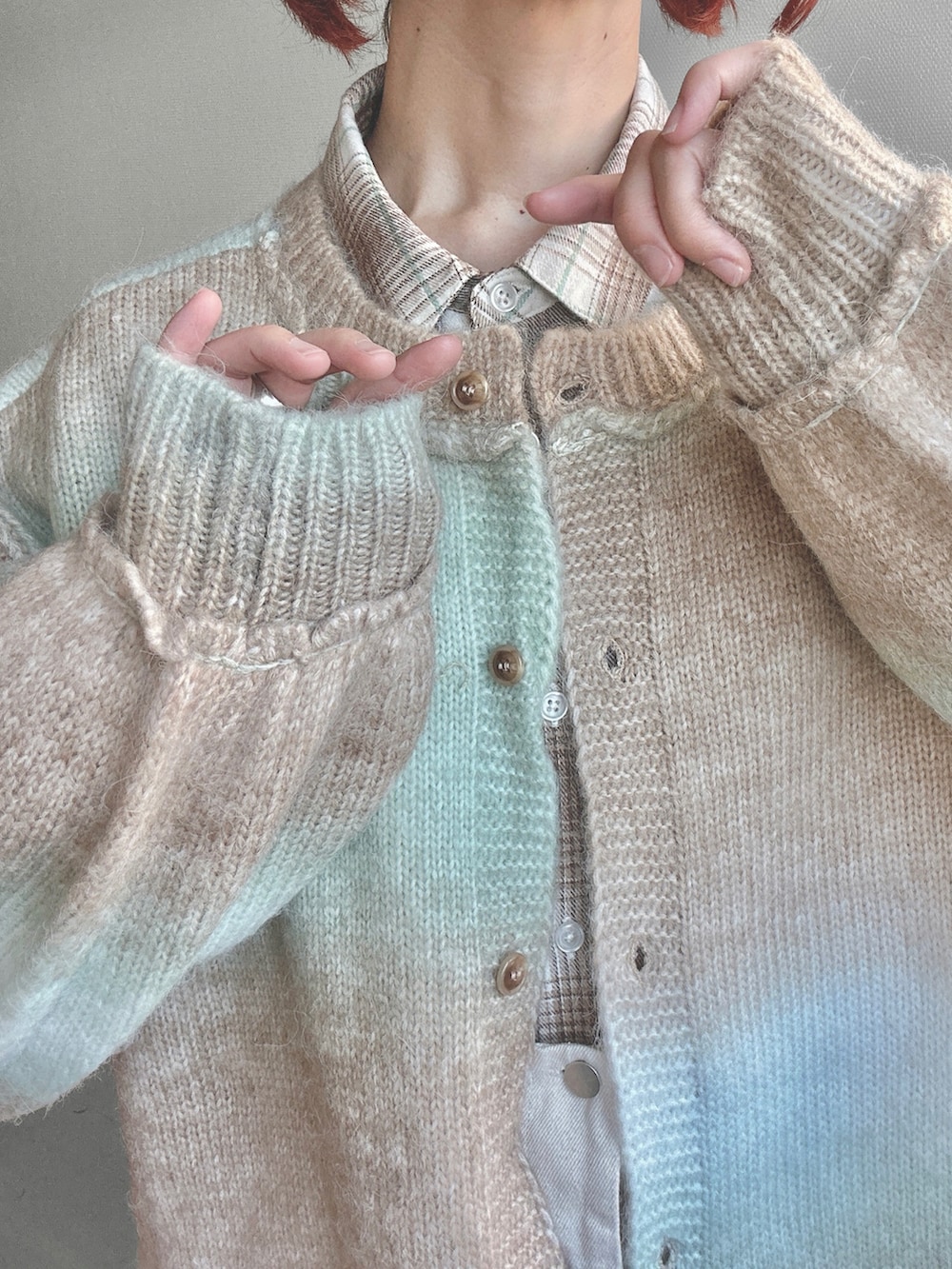 グリーン系のカーディガン/ボレロ、ブラウン系のシャツ/ブラウス、ブラウン系のスニーカーを着用したレディースの秋コーディネートの3枚目の写真