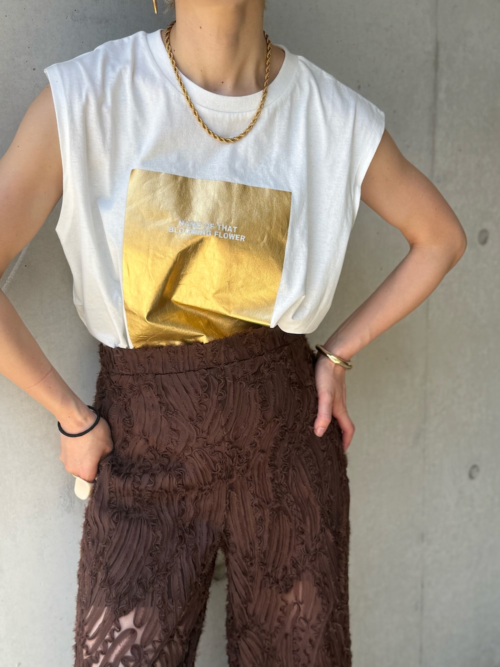 ホワイト系のTシャツ/カットソー、ブラウン系のテーラードジャケット、ブラウン系のスラックスを着用したレディースの春コーディネートの2枚目の写真