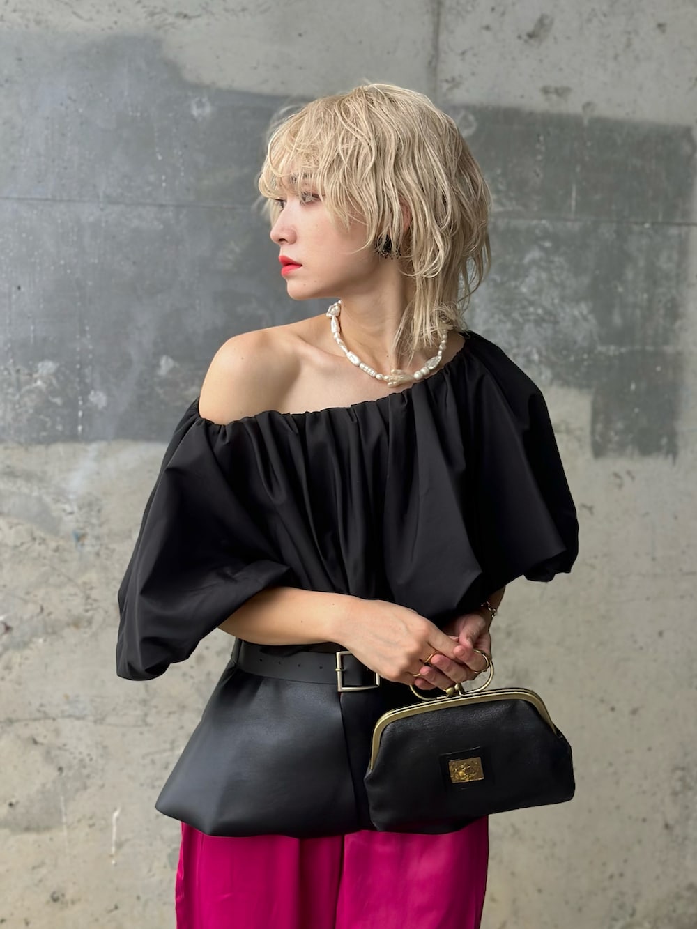 ブラック系のシャツ/ブラウス、ピンク系のその他パンツ、ブラック系のハンドバッグを着用したレディースの夏コーディネートの2枚目の写真