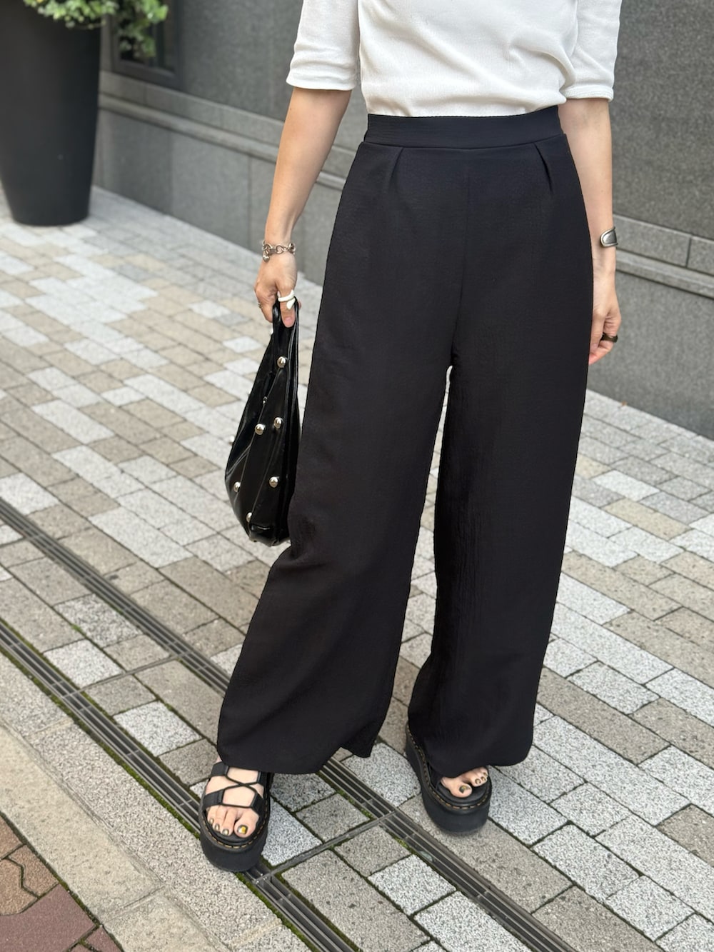 「しまむら、しまむらコーデ、プチプラ、プチプラコーデ、モノトーン、白Tシャツ、黒パンツ、やっぱり帽子が好き、ベレー帽、ハンドバッグ、高身長女子、モード、夏コーデ、夏服コーデ、シンプルコーデ」｜「しまむらのRafraf×IMOKO TT*IMKバックPO  商品番号521-8134(オフホワイト Lサイズ)（Tシャツ/カットソー、ホワイト系）」を使った、IMOKOさん（骨格ストレート・レディース・170cm）の春コーディネートの4枚目の写真
