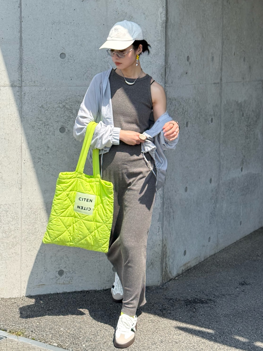 「ワンピース、ワンピーススタイル、ワンピース×スニーカー、シアーシャツ、シャツスタイル、キャップ、サングラス、厚底スニーカー、シルバーアクセサリー、トートバッグ、差し色コーデ、高身長女子、タンクトップ、大人カジュアル、グレー」｜「notch.の裾ドロストシャツ（シャツ/ブラウス、グレー系）」を使った、IMOKOさん（骨格ストレート・レディース・170cm）の春コーディネートの4枚目の写真