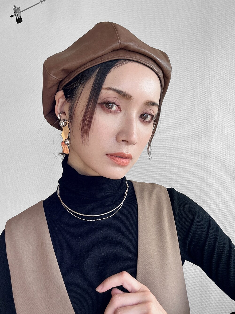 「ワンピース、ジャンパースカート、ノーカラージャケット、きれいめカジュアル、ショートブーツ、サイドゴアブーツ、ハンドバッグ、キルティングジャケット、タートルネック、シルバーアクセサリー、おおぶりピアス、ベレー帽、高身長女子、骨格ウェーブ、秋コーデ」｜「Traditional WeatherwearのARKLEY（ノーカラージャケット、ホワイト系）」を使った、IMOKOさん（骨格ウェーブ・レディース・170cm）の秋コーディネートの3枚目の写真