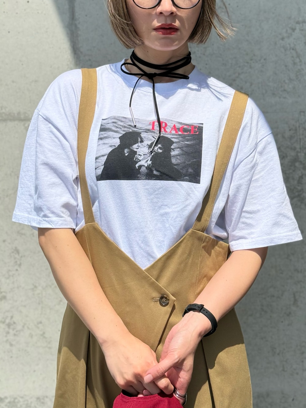ホワイト系のTシャツ/カットソー、ブラック系のローファー、その他のウィッグを着用したレディースの春コーディネートの2枚目の写真