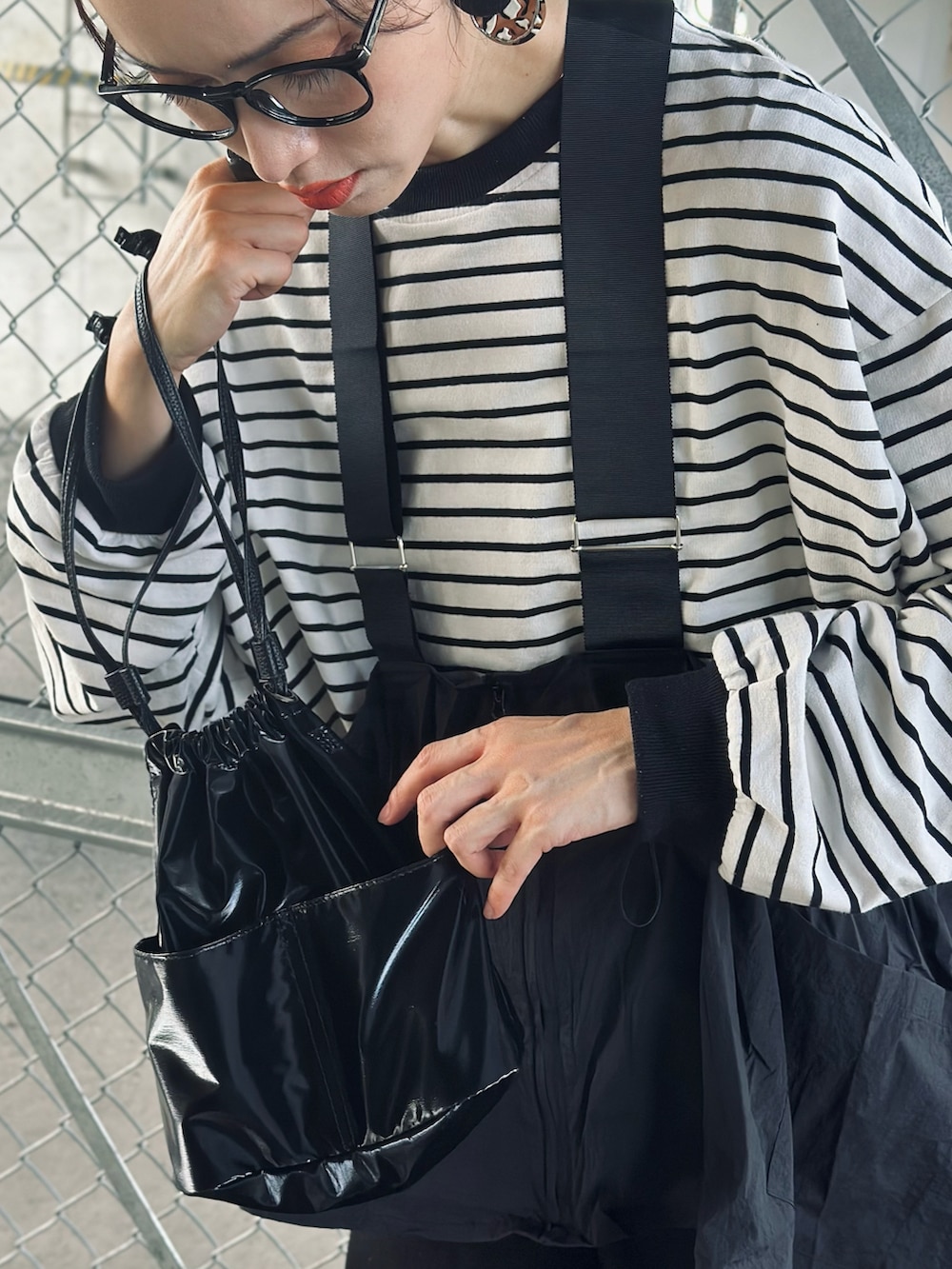 ブラック系のデニムパンツ、ベージュ系のスニーカー、ブラック系のTシャツ/カットソーを着用したレディースの秋コーディネートの4枚目の写真