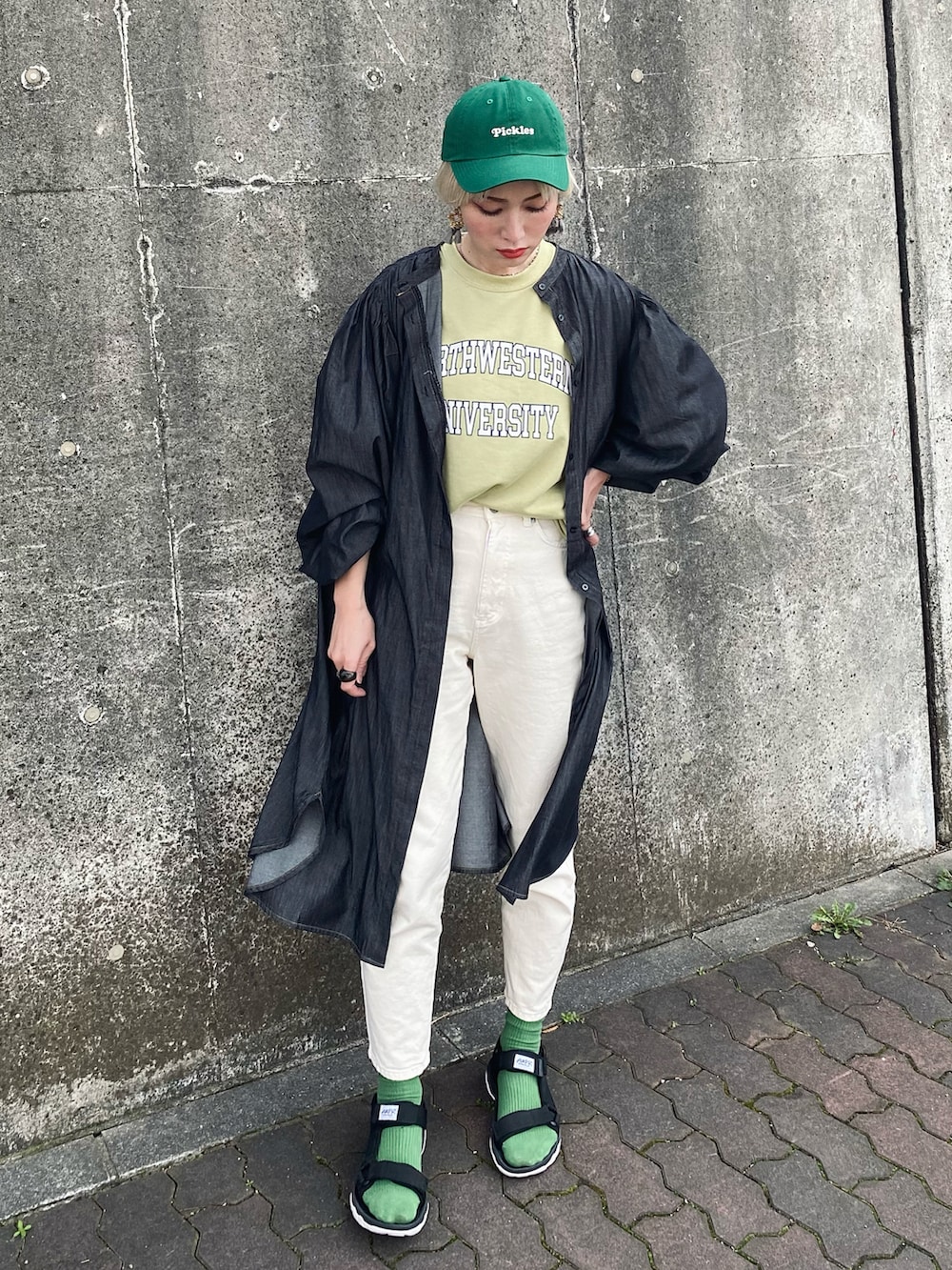 グリーン系のスウェット、ホワイト系のデニムパンツ、ブラック系のサンダルを着用したレディースの春コーディネートの3枚目の写真