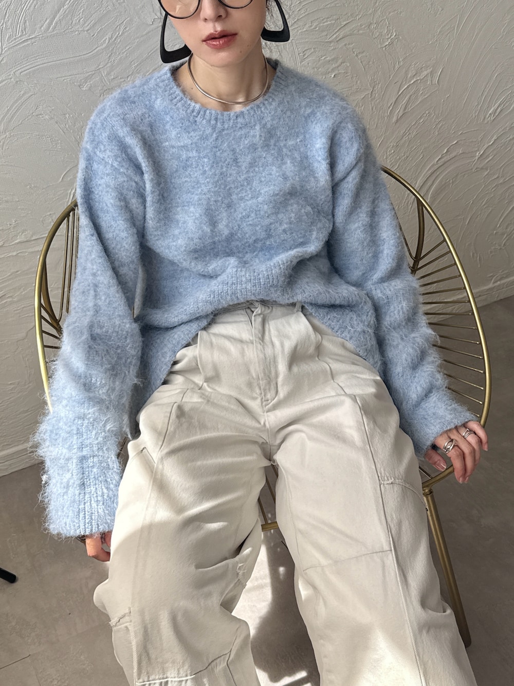 ホワイト系のニット/セーターを着用したレディースの秋コーディネートの4枚目の写真