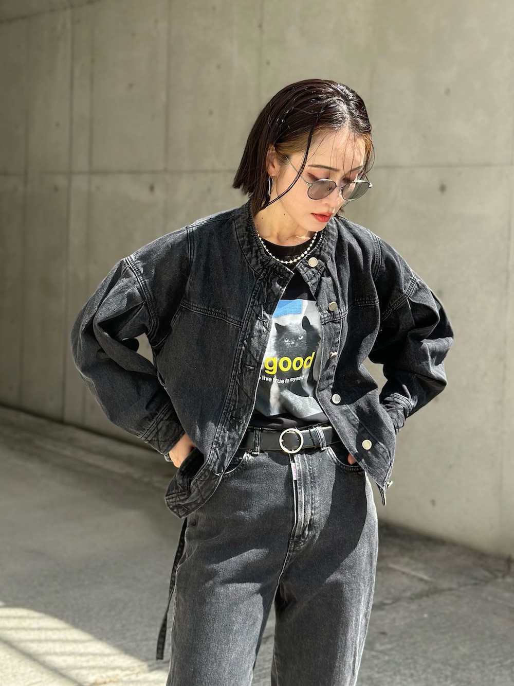 ブラック系のTシャツ/カットソー、ホワイト系のTシャツ/カットソーを着用したレディースの秋コーディネートの5枚目の写真