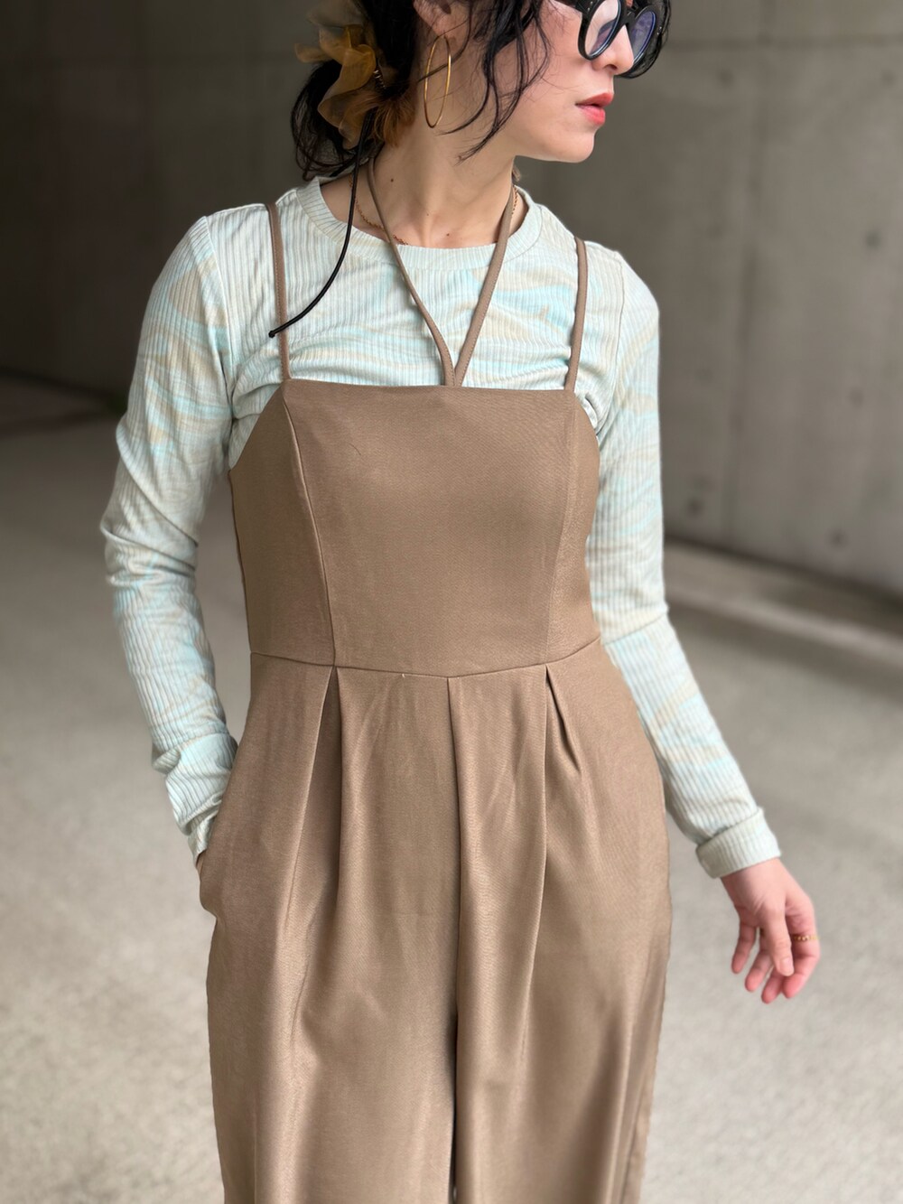 ベージュ系のスーツセット、ゴールド系のパンプス、ブラウン系のショルダーバッグを着用したレディースの冬コーディネートの3枚目の写真