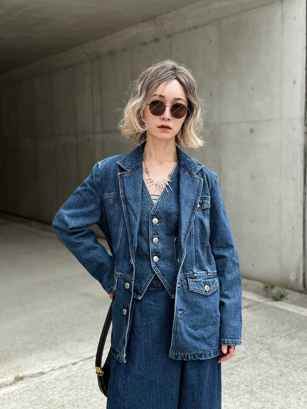 「デニム、秋服準備はじめました、デニムオンデニム、デニムセットアップ、セットアップ、ベスト、パンプス、ショルダーバッグ、秋コーデ、高身長女子、デニムジャケット、アシンメトリー、パールネックレス、大人カジュアル、ウィッグ」｜「SOMETHINGの【GISELe10月号掲載】atelier SOMETHING 3PIECE VEST/アトリエサムシング3ピースベスト（ベスト、ブルー系）」を使った、IMOKOさん（骨格ストレート・レディース・170cm）の秋コーディネートの3枚目の写真