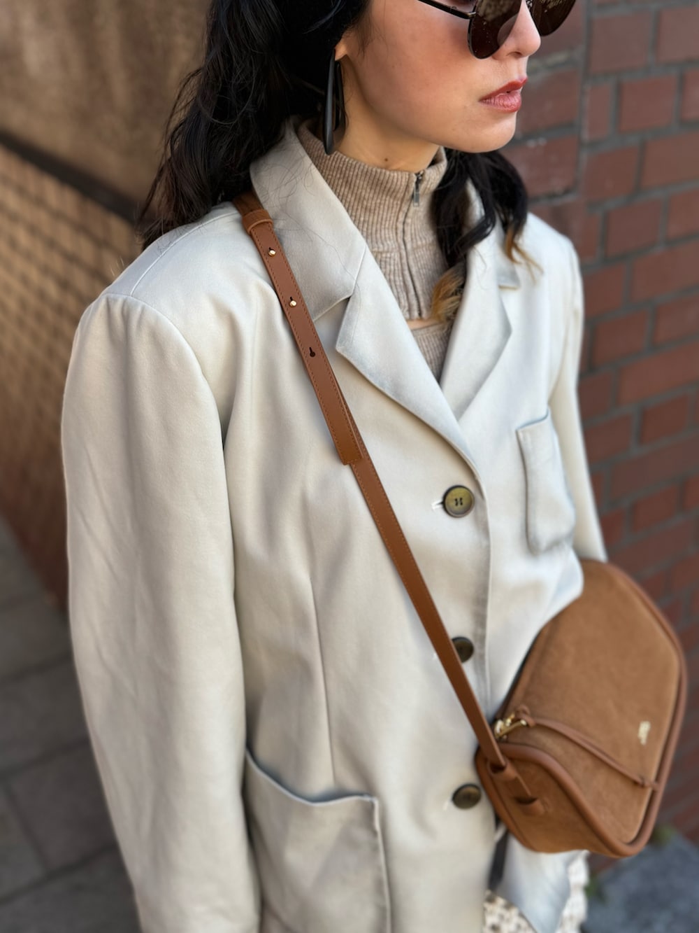 ブラック系のブーツ、グレー系のテーラードジャケット、ブラウン系のショルダーバッグを着用したレディースの冬コーディネートの5枚目の写真