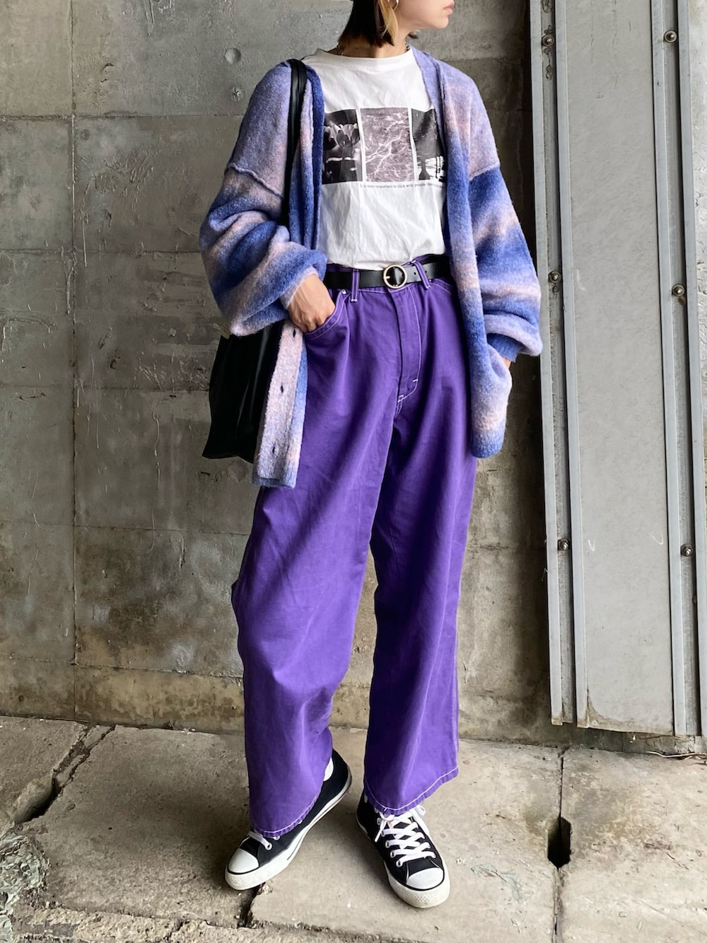 その他のTシャツ/カットソー、ブルー系のカーディガン/ボレロ、パープル系のデニムパンツを着用したレディースの秋コーディネートの5枚目の写真