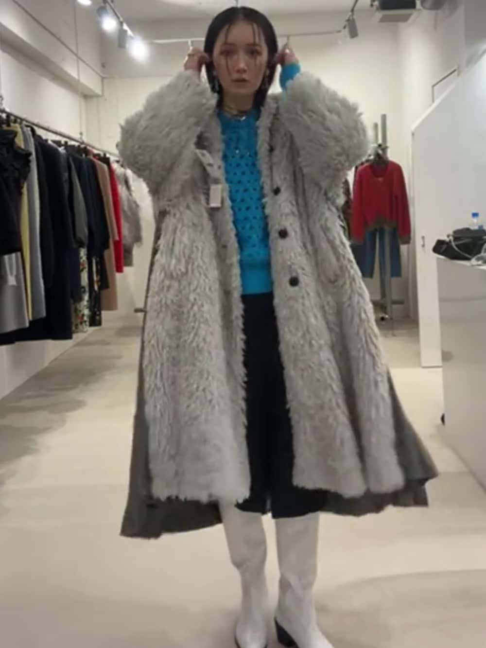 ベージュ系のチノパンツ、ブラック系のブルゾン、グレー系のその他アウターを着用したレディースの秋コーディネートの3枚目の写真