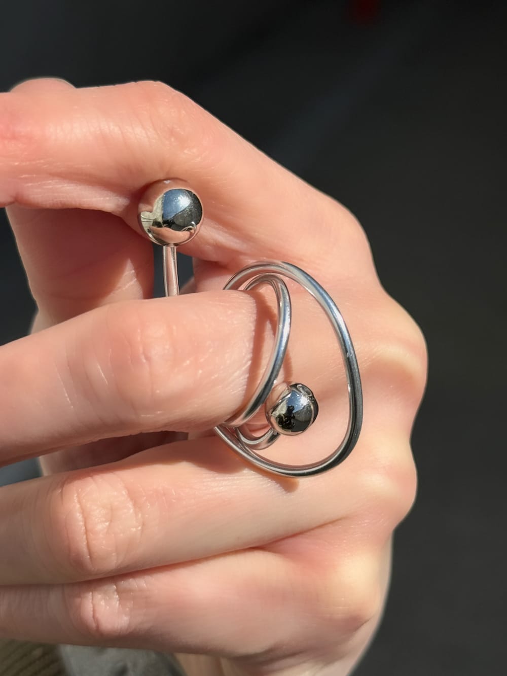 グリーン系のブルゾン、グリーン系のスカート、ブラック系のハンドバッグを着用したレディースの春コーディネートの4枚目の写真