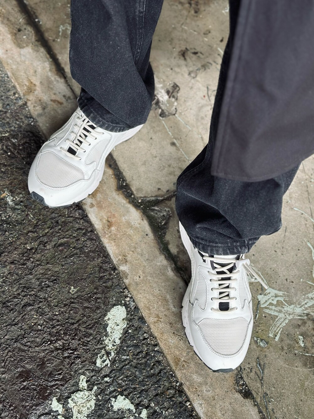 グリーン系のTシャツ/カットソー、ブラック系のトレンチコート、ブラック系のトートバッグを着用したレディースの春コーディネートの5枚目の写真