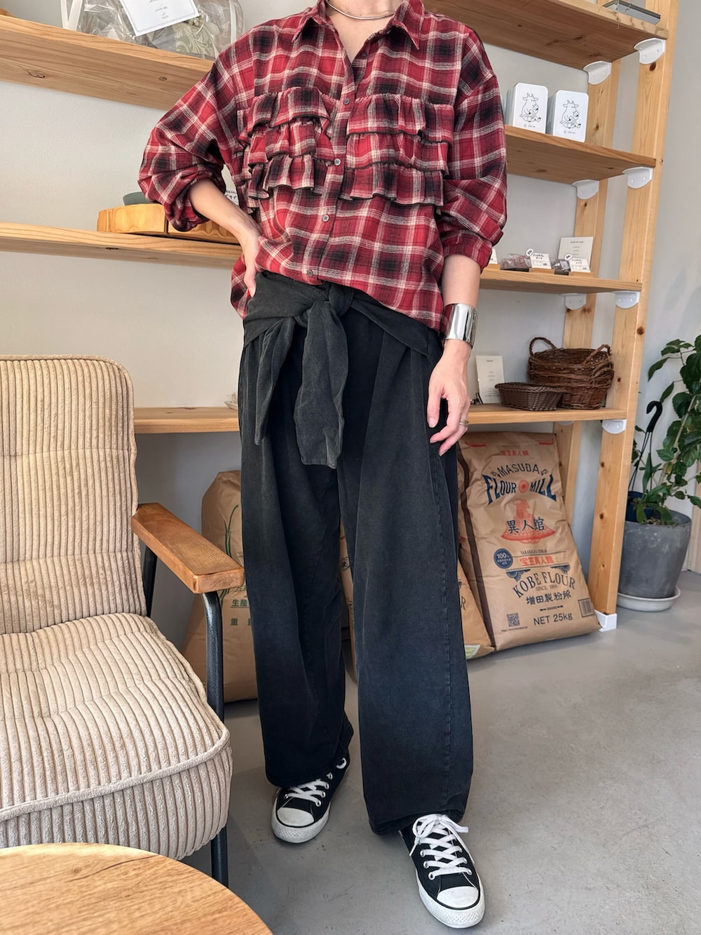 レッド系のシャツ/ブラウス、ブラック系のハンドバッグ、ブラック系のスウェットパンツを着用したレディースの秋コーディネートの4枚目の写真