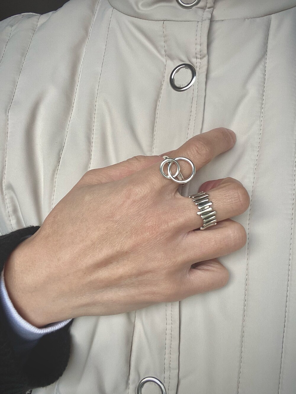 ブラック系のその他トップス、ホワイト系のダウンベスト、グリーン系のその他パンツを着用したレディースの冬コーディネートの3枚目の写真