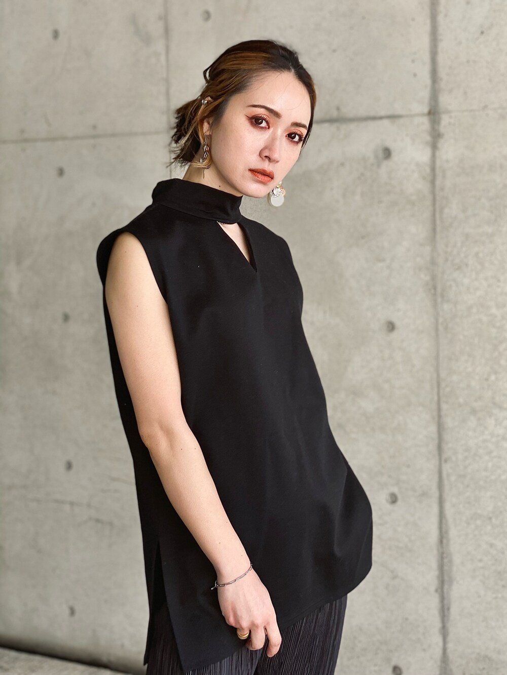 ブラック系のカーディガン/ボレロ、ブラック系のTシャツ/カットソー、ブラック系のその他パンツを着用したレディースの春コーディネートの3枚目の写真