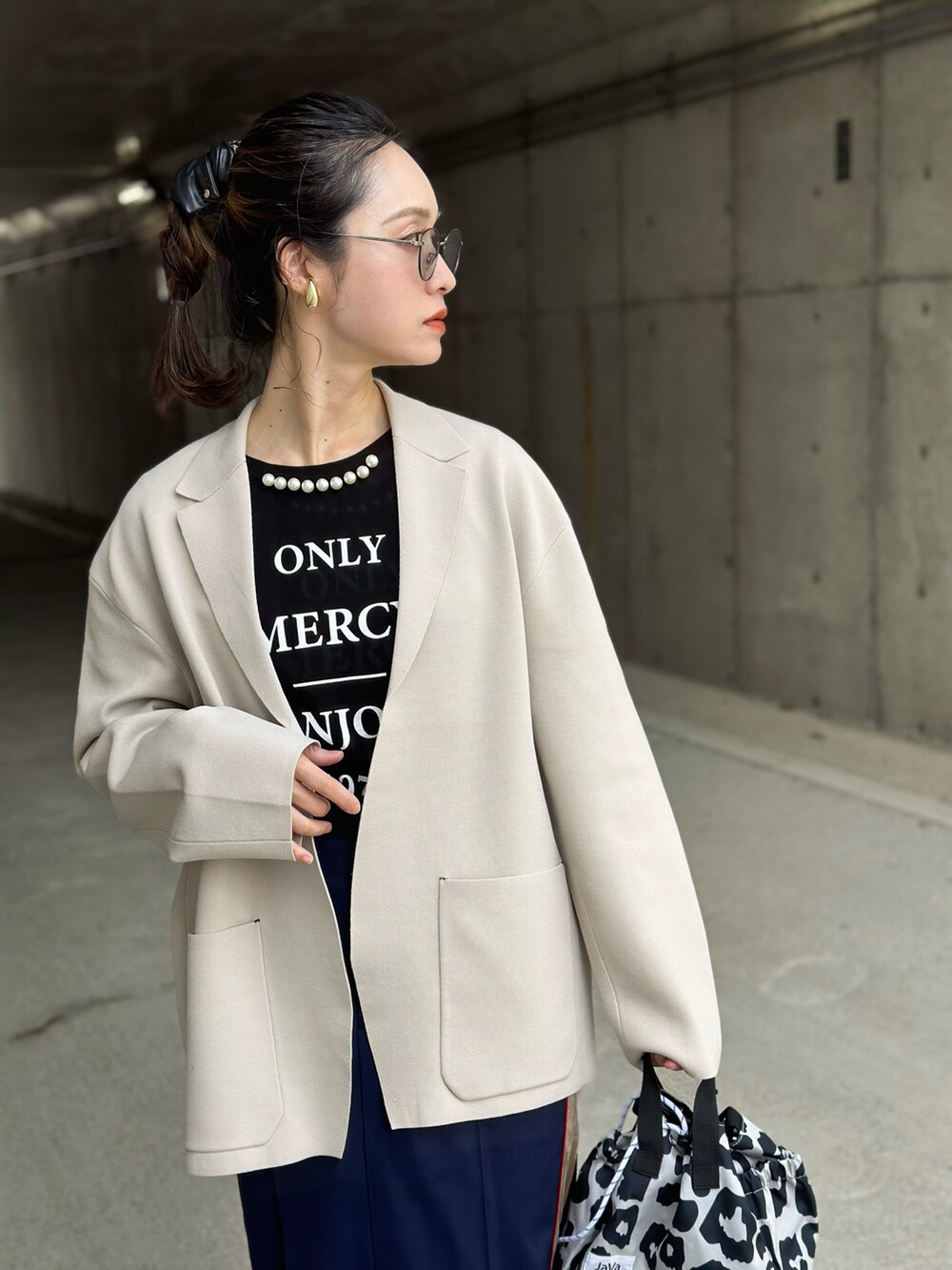 ブラック系のTシャツ/カットソー、その他のショルダーバッグ、ホワイト系のテーラードジャケットを着用したレディースの冬コーディネートの2枚目の写真