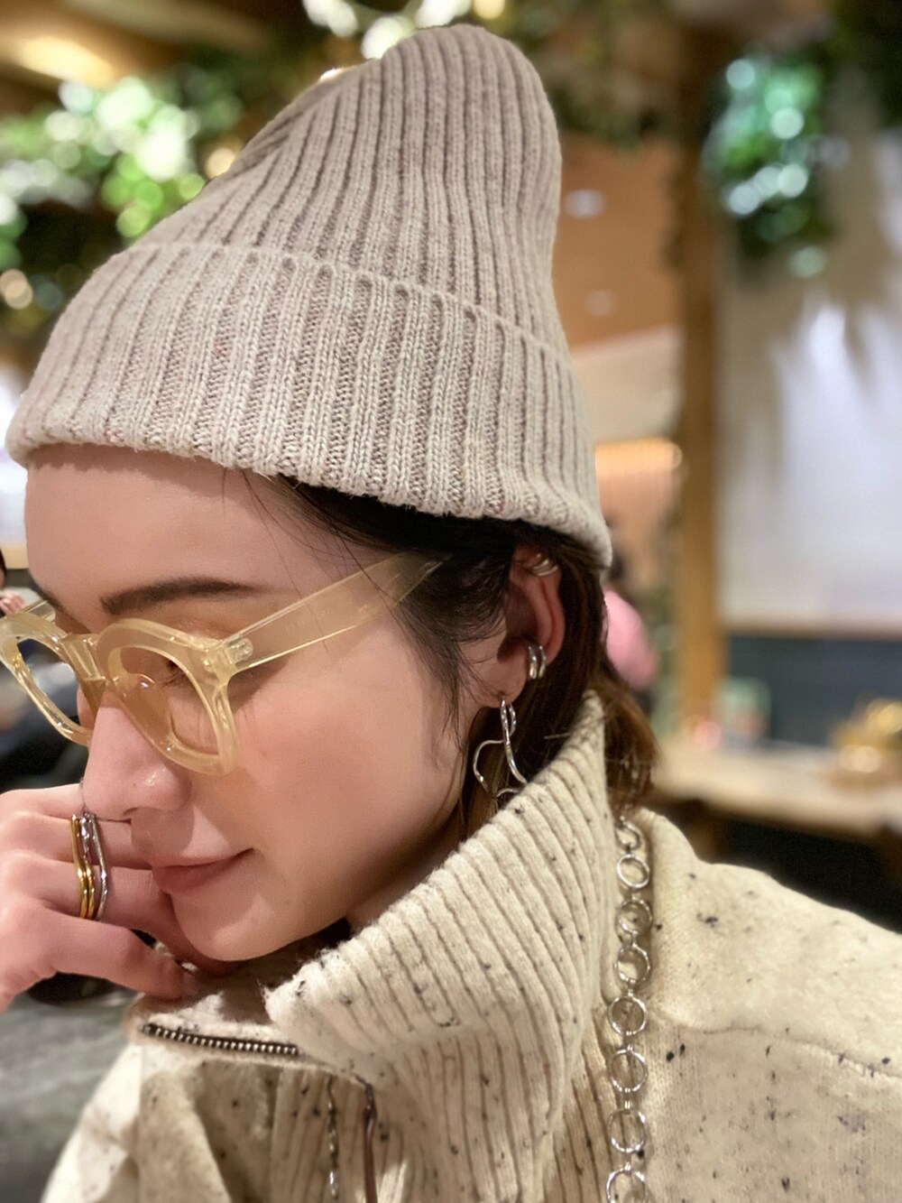 ホワイト系のニット/セーター、グリーン系のジャケット/アウター、ブルー系のデニムパンツを着用したレディースの春コーディネートの5枚目の写真