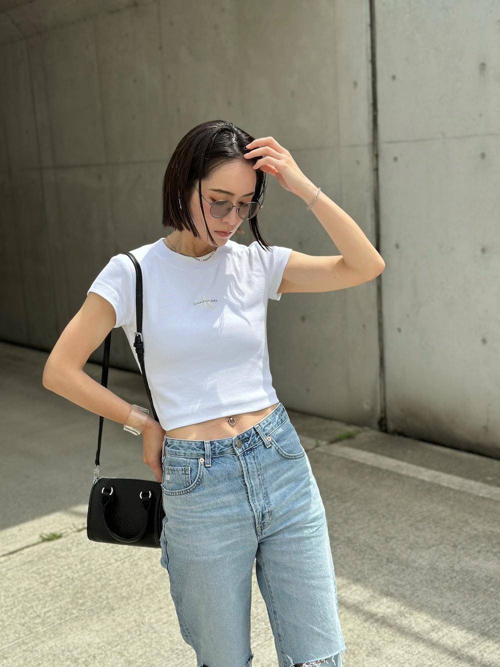 「デニム、白Tシャツ、チビT、y2k、大人カジュアル、ショート丈トップス、クロップドトップス、ショルダーバッグ、ミュール、夏コーデ、高身長女子、骨格ウェーブ、サングラス、シンプルコーデ、ダメージデニムパンツ」|「Calvin Kleinのモノグラム ロゴ ベイビーTシャツ(Tシャツ/カットソー、ホワイト系)」を使った、IMOKOさん(骨格ウェーブ・レディース・170cm)の春コーディネートの2枚目の写真